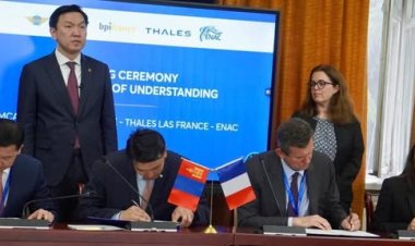 Монголын Эдийн Засгийн форум 2025 хүрээнд Иргэний нисэхийн үндэсний төвийн харъяа Нислэгийн удирдлагын 2 дахь /нөөц/ төвийг Сайншандад байгуулах ажлын эхлэл тавигдаж, Хөрөнгө оруулагч талтай хамтран ажиллах санамж бичигт гарын үсэг зурах арга хэмжээ Төрийн ордонд зохион байгуулагдлаа.