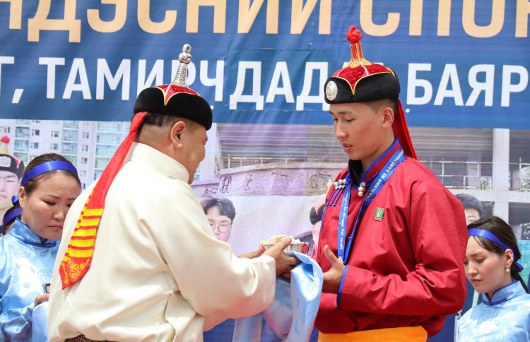 ҮНДЭСНИЙ ИХ БАЯР НААДАМД АМЖИЛТ ГАРГАСАН ТАМИРЧДАДАА ХҮНДЭТГЭЛ ҮЗҮҮЛЛЭЭ